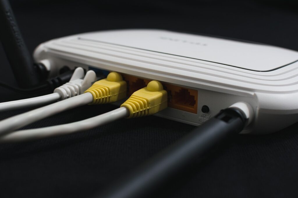 en wifi-router och ett modem, märkta för Ethernet och trådbunden anslutning men utan varumärke