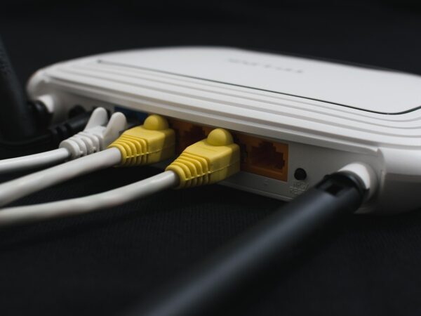 en wifi-router och ett modem, märkta för Ethernet och trådbunden anslutning men utan varumärke